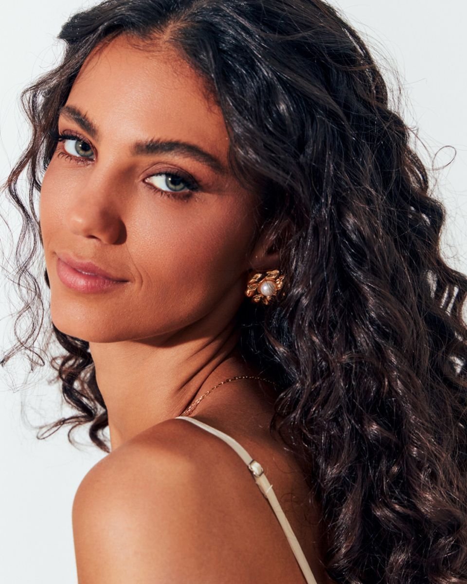 Brinco Flor Camélia com Pérola Semijoia Dourado 3