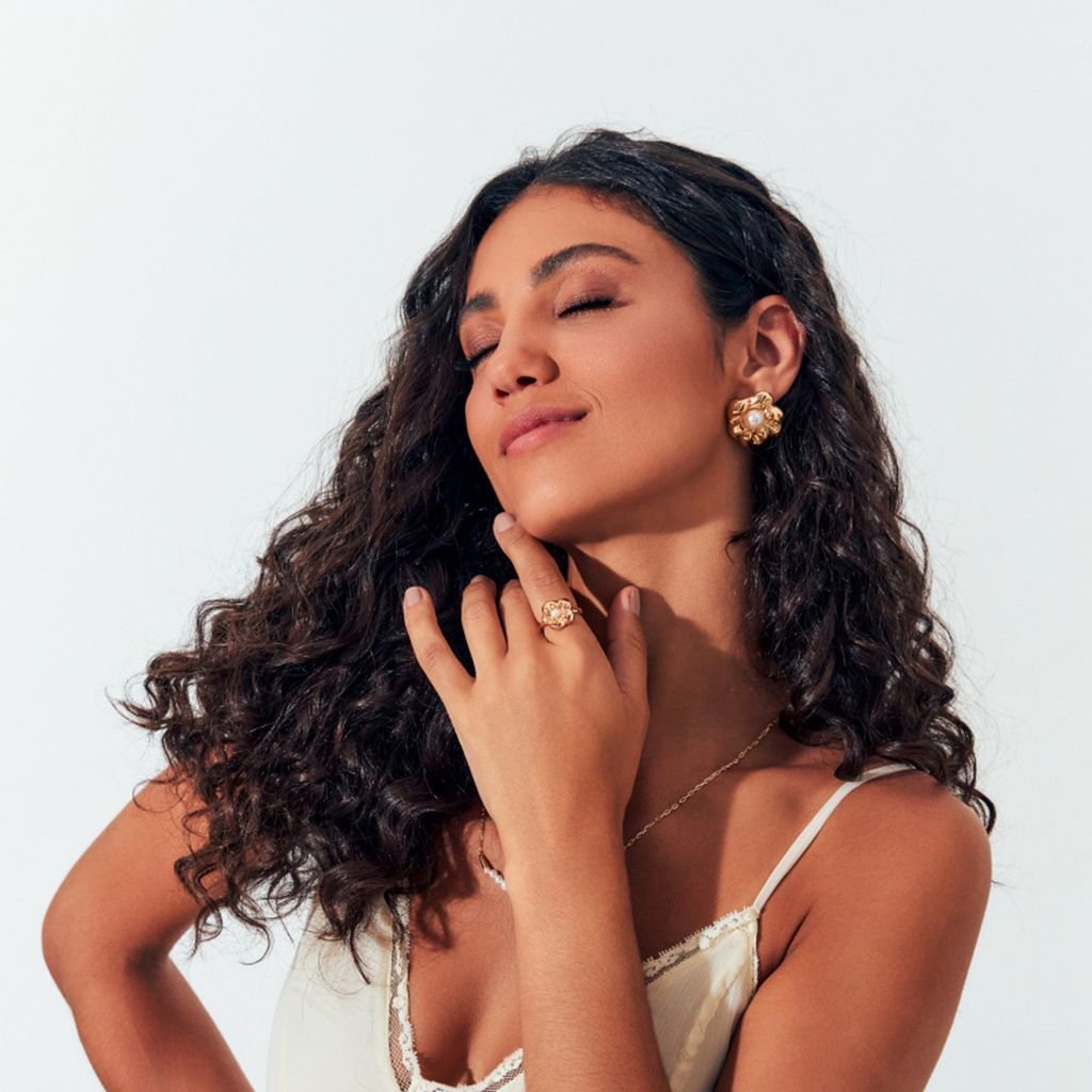 Brinco Flor Camélia com Pérola Semijoia Dourado 4