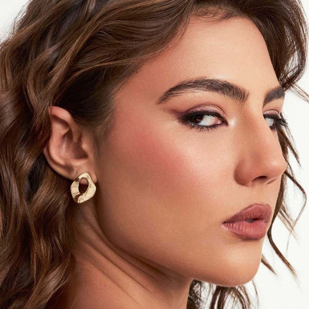 Brinco Liso Orgânico Vazado Semijoia Dourado 2