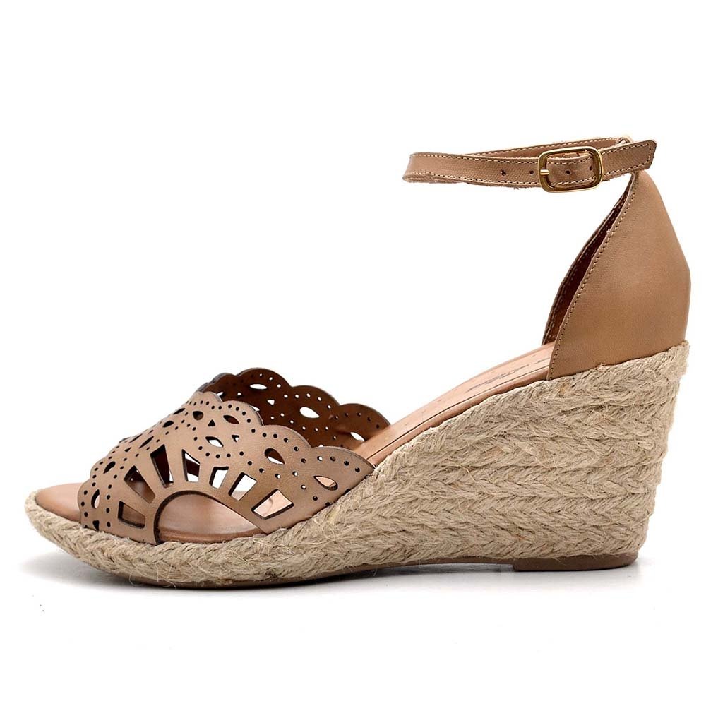 Sandália Anabela em Couro Feminino Fivela Detalhes Desenho Laser Elegante Confortável Bege 3