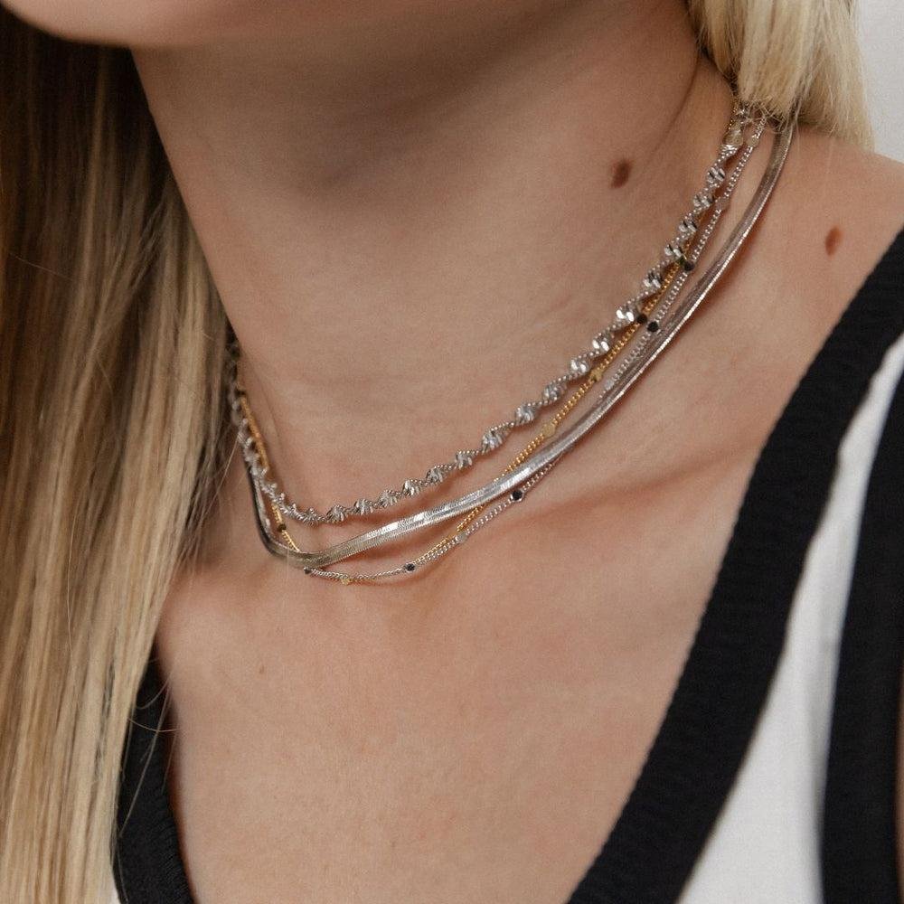 Colar Fita Lisa Torcida Prata Banhado a Ródio Prata 2