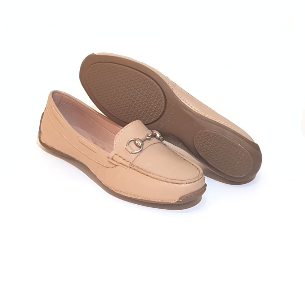 Mocassim Casual em Couro Pires Shoes com Detalhe em Fivela e Sola Borracha Bege 2