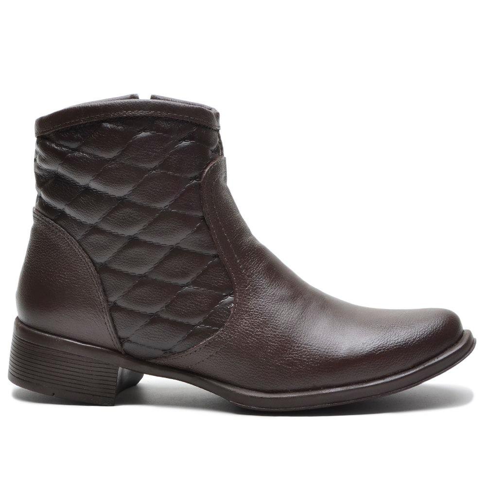 Bota Cano Curto em Couro com Detalhe Matelassê