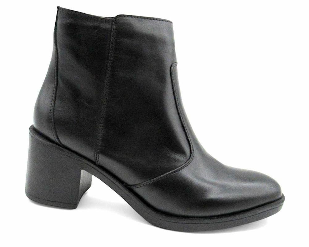 Bota Feminina Cano Curto Via Paula 4970 de Couro Preto