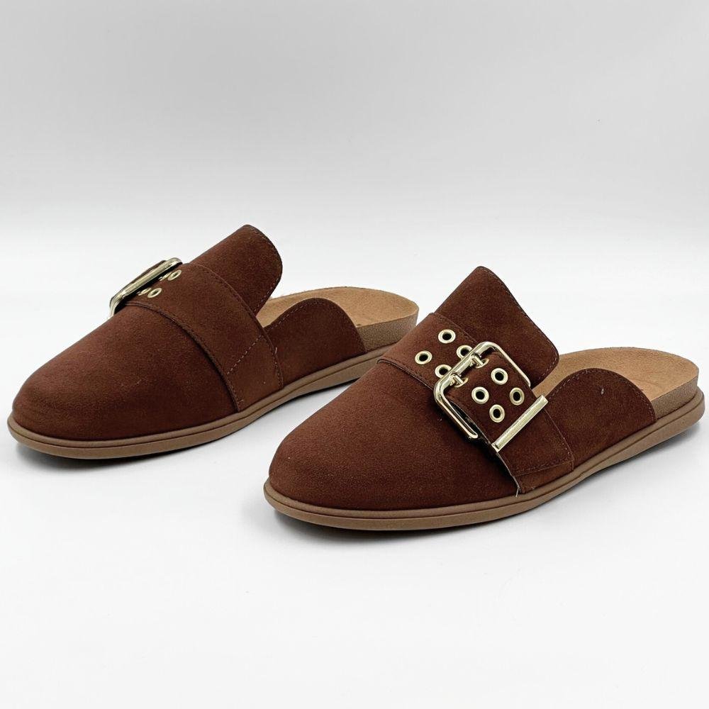 Mule Moleca em Camurça Bico Redondo com Fivela Feminina Conhaque 2