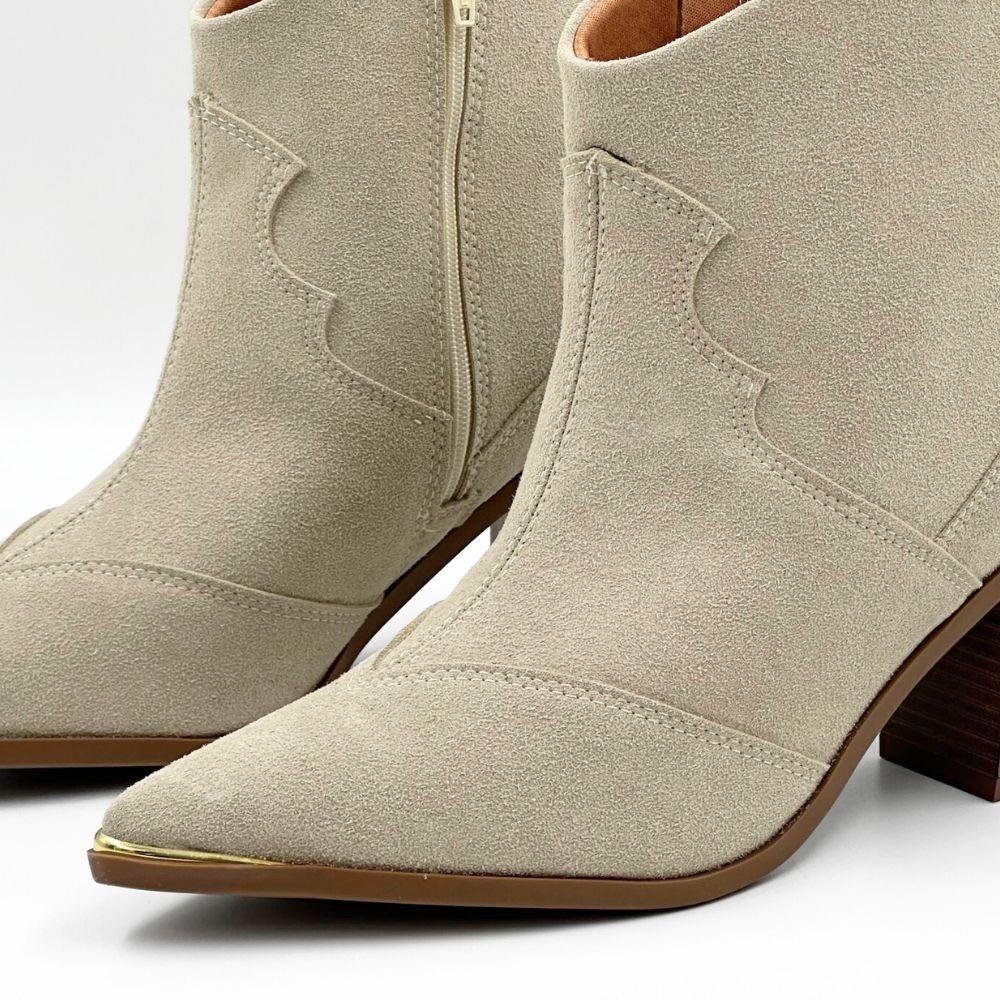 Bota Vizzano Western em Camurça Cano Curto Salto Alto Feminina Off White 3