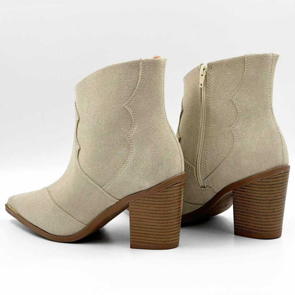 Bota Vizzano Western em Camurça Cano Curto Salto Alto Feminina Off White 4