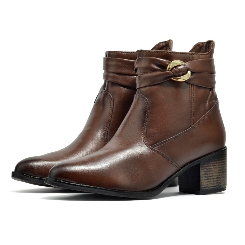 Bota Couro Cano Curto Feminino Bico Fino Tira com Metal Fecho Zíper Salto Grosso Elegante