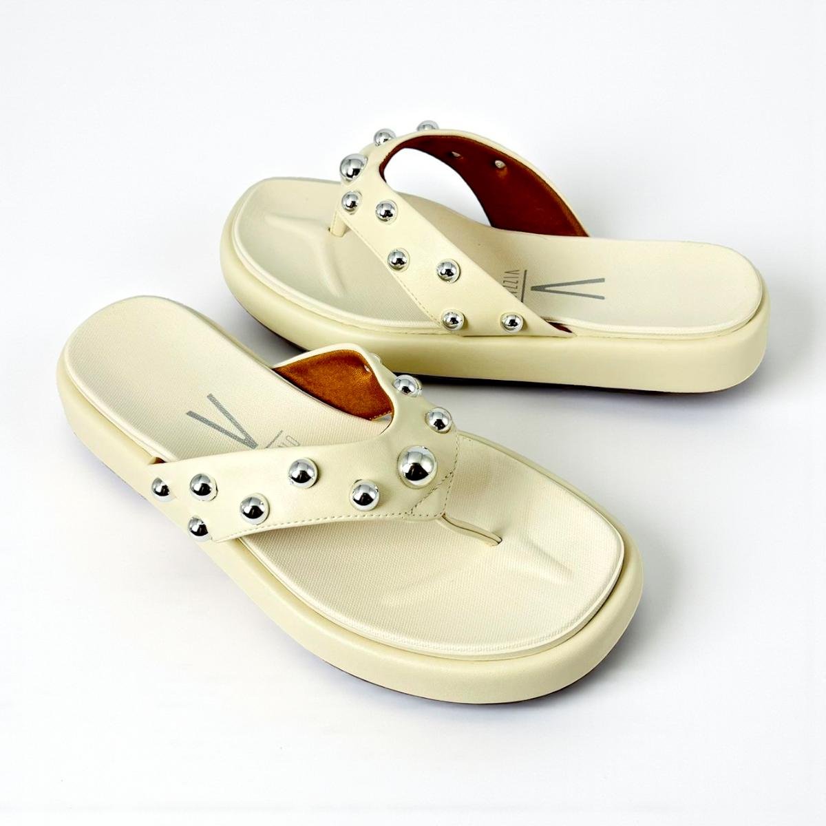 Chinelo Tamanco Vizzano Feminino Flat com Tachas Prateadas Moda Casual Off White 3