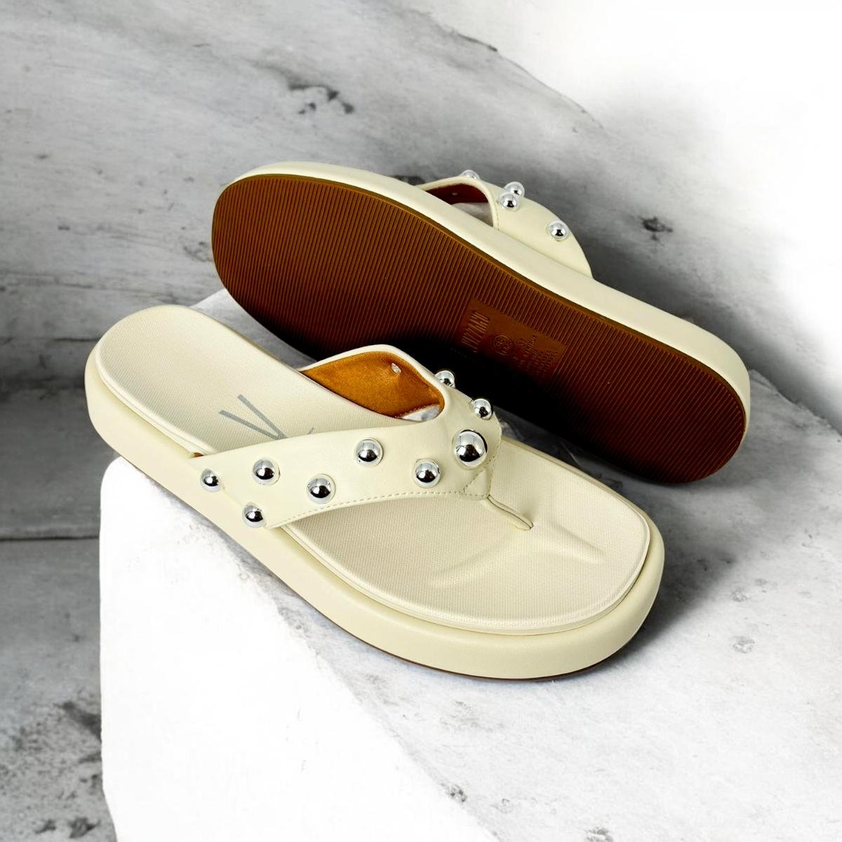 Chinelo Tamanco Vizzano Feminino Flat com Tachas Prateadas Moda Casual Off White 5