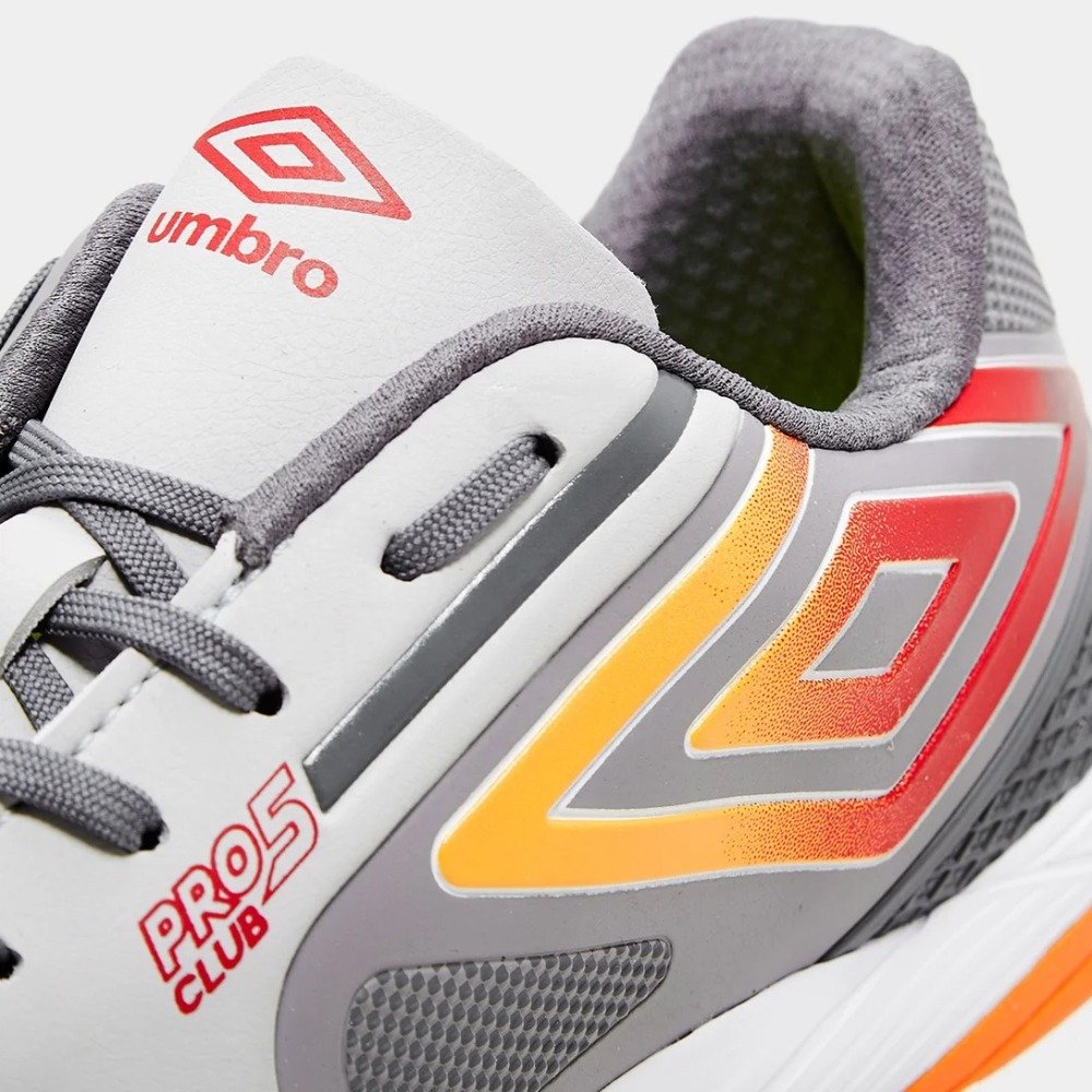Tênis Futsal Umbro Pro 5 Bump - masculino - cinza e laranja Cinza 5