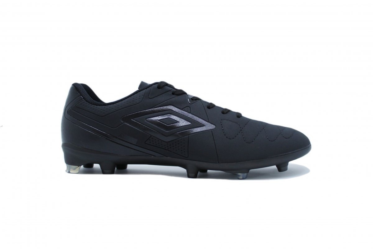 Chuteira campo Umbro Attak Eternal - unissex - preto
