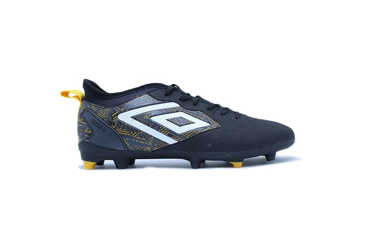 Chuteira campo Umbro Tocco Ii - unissex - preto e branco