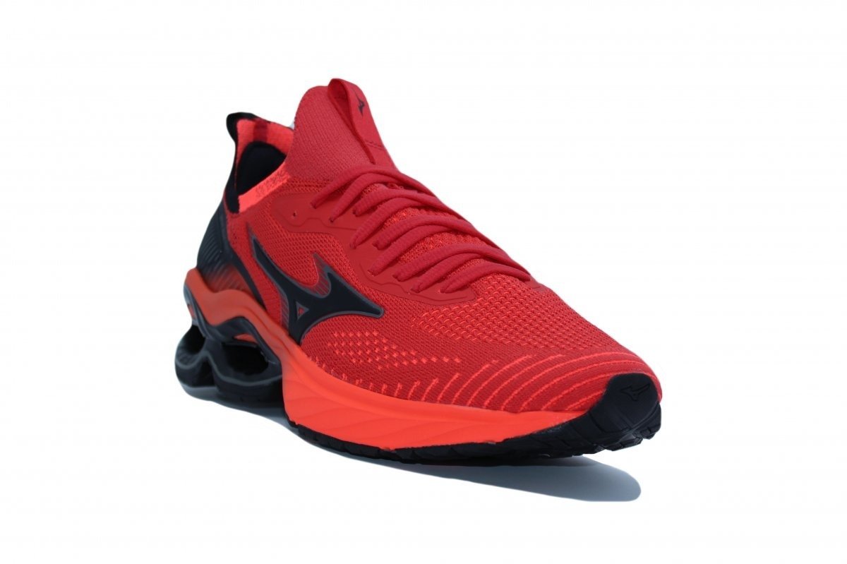 Tenis Mizuno Wave Invictus 3 - masculino - vermelho e preto Vermelho 2