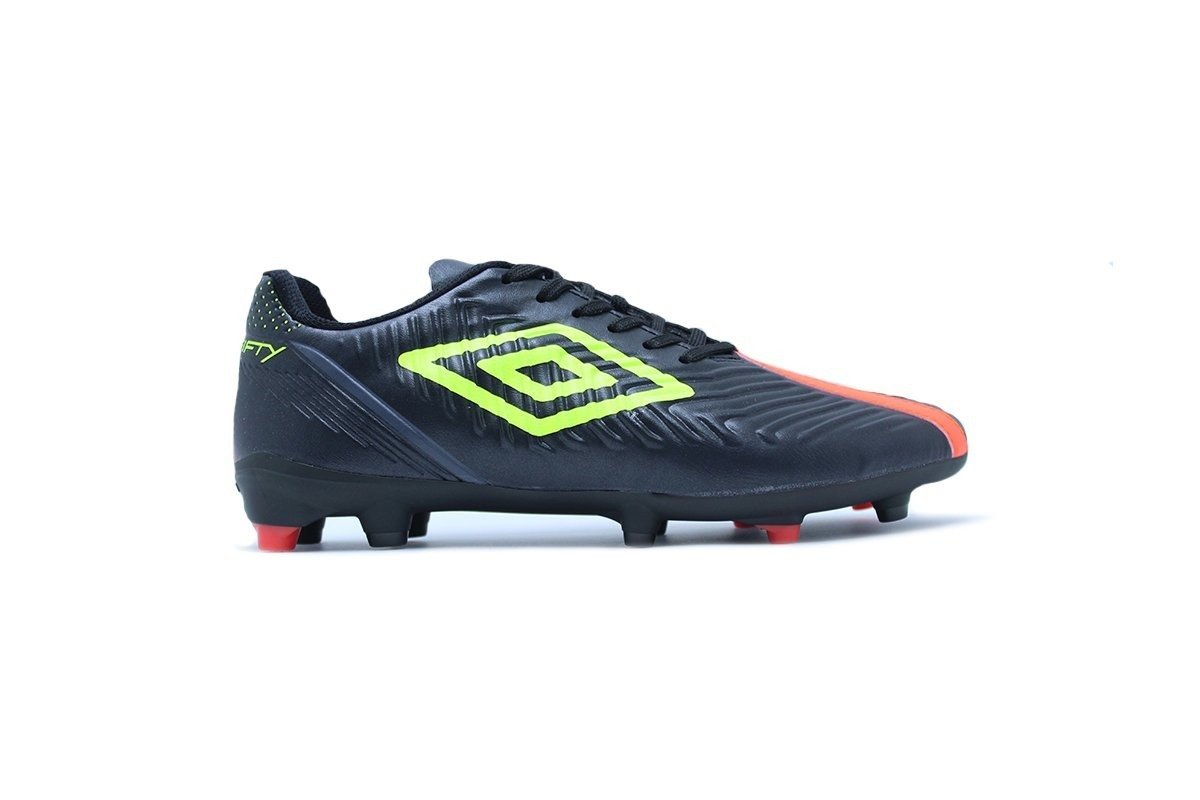 Chuteira campo Umbro Fifty - unissex - preto e verde