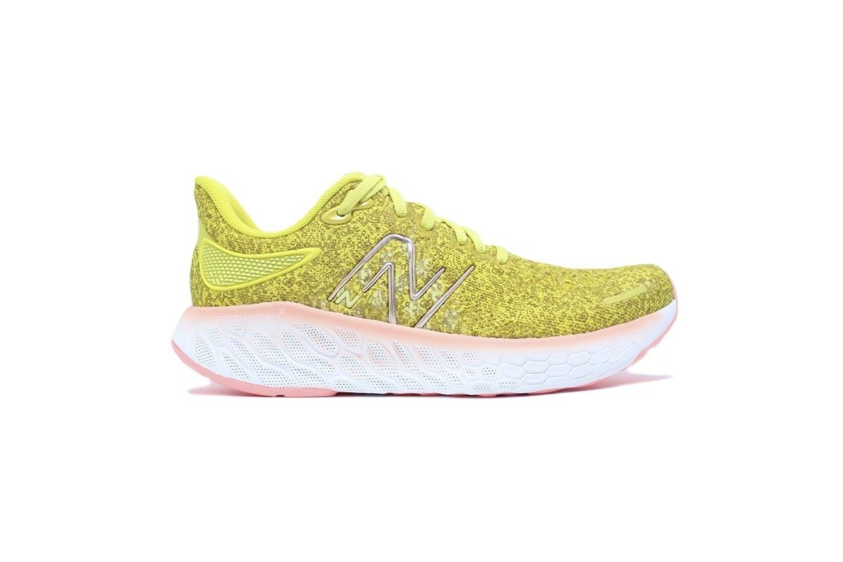 Tenis New Balance 1080 V12 - feminino - amarelo e branco