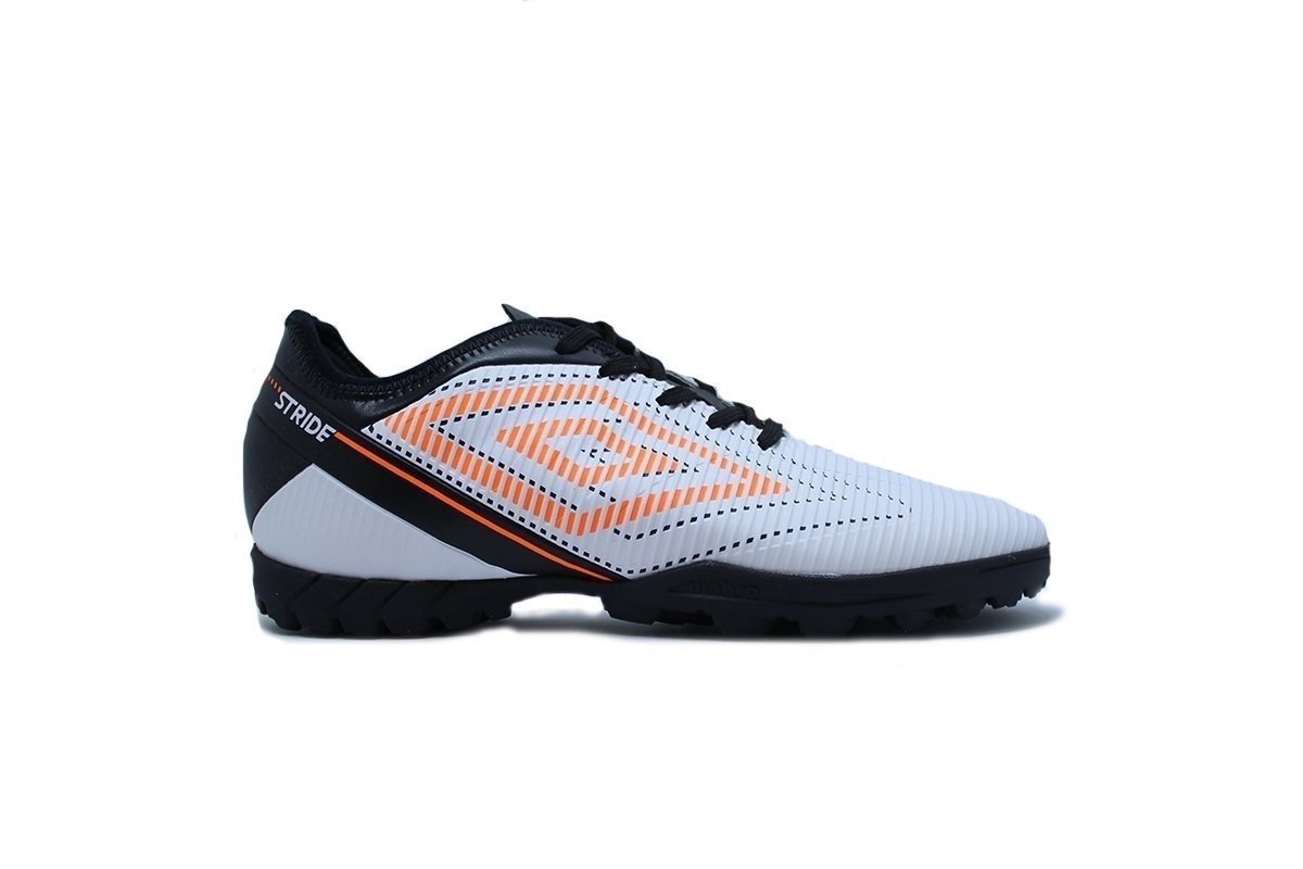 Chuteira Society Umbro Stride - unissex - branco e laranja