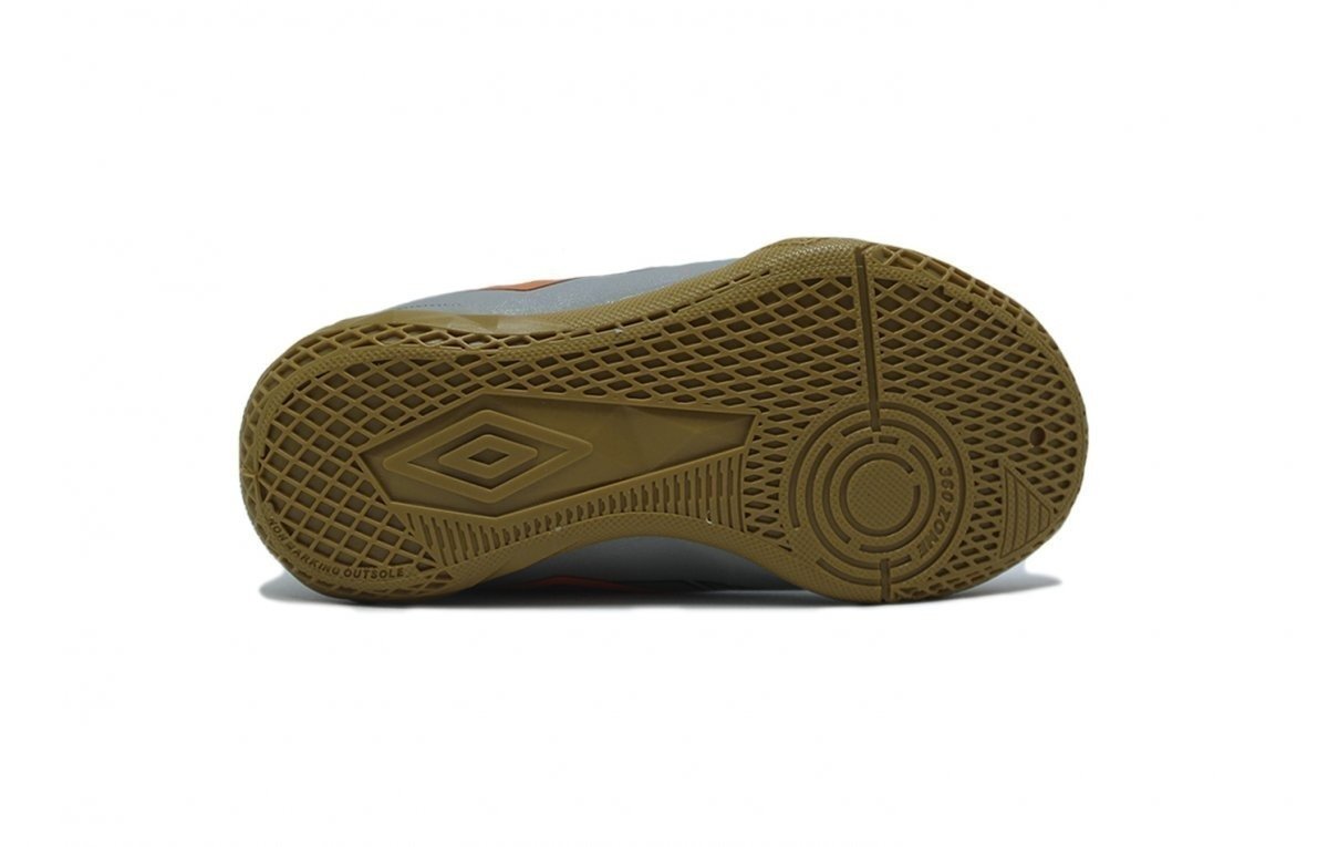 Chuteira futsal Umbro Prisma Jr infantil - unissex - cinza e laranja Cinza 4