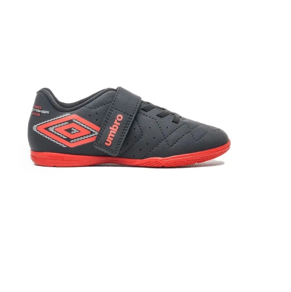 Chuteira Fultal Umbro Neo Striker Kids - unissex - preto e vermelho
