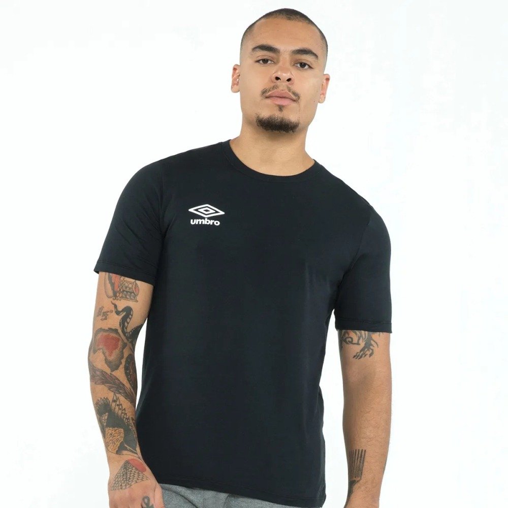 Camiseta Umbro M/C Essential - masculino - preto e branco
