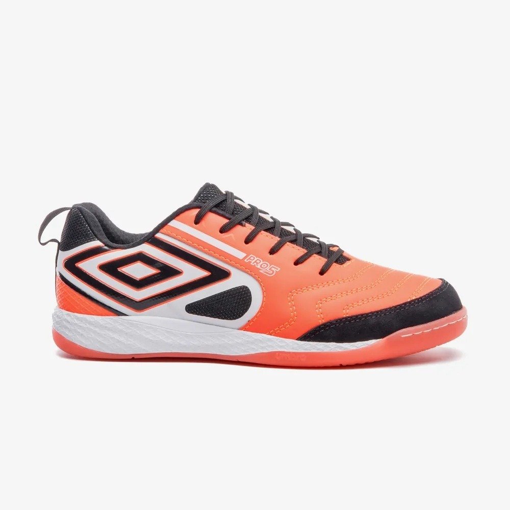 Chuteira Futsal Umbro Pro 5 Bump - masculino - coral e branco