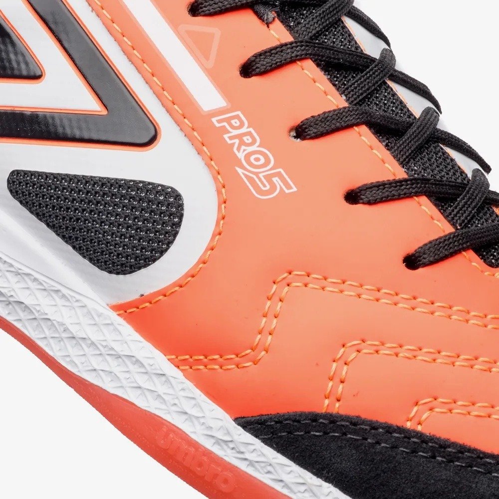 Chuteira Futsal Umbro Pro 5 Bump - unissex - coral e branco Laranja 7