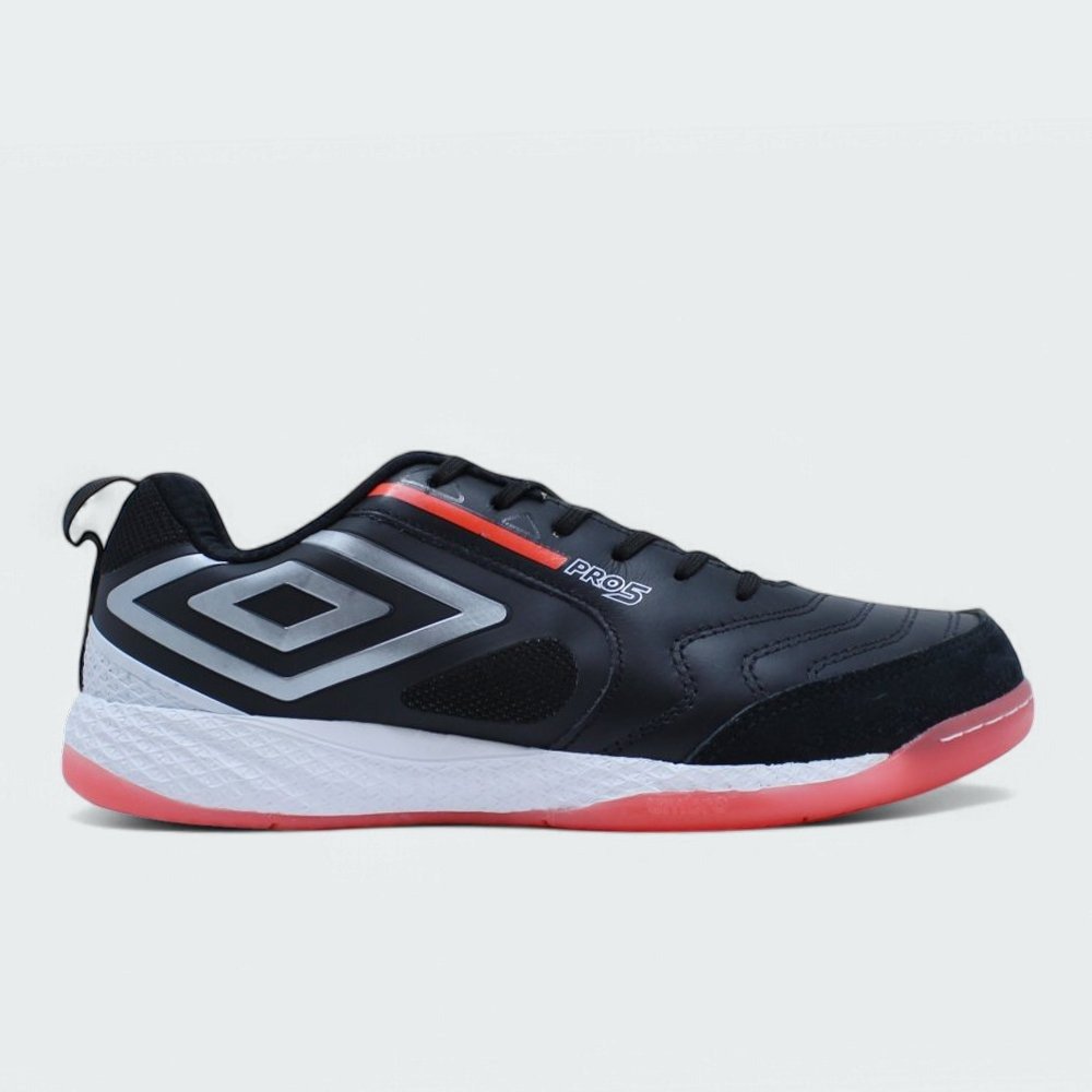 Tenis futsal Umbro Pro 5 Bump - unissex - preto e branco