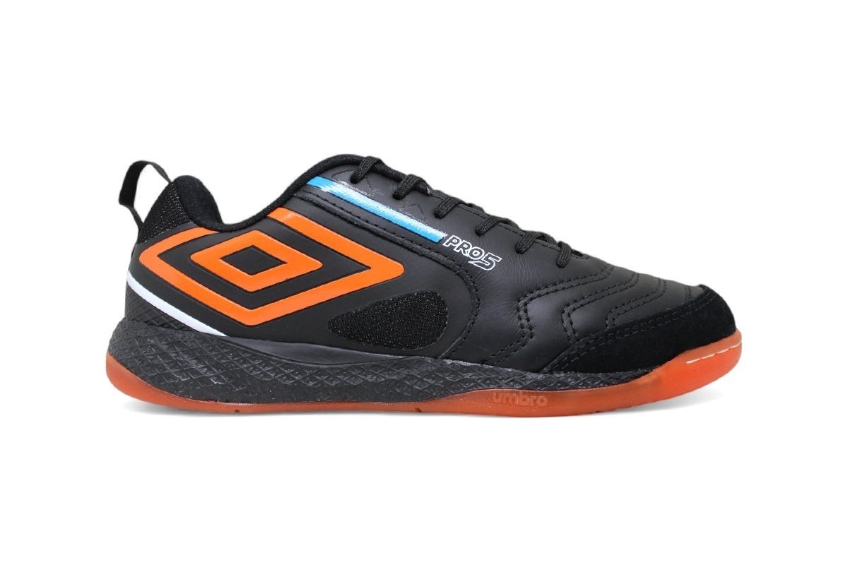 Chuteira Futsal Umbro Pro 5 Bump - unissex - preto e laranja