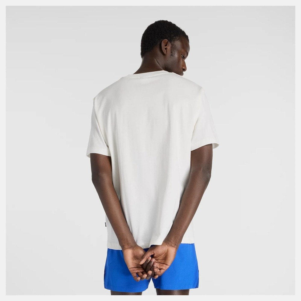 Camiseta New Balance Athletics Relaxed Premium Chest – masculino – branco e azul Bege 2