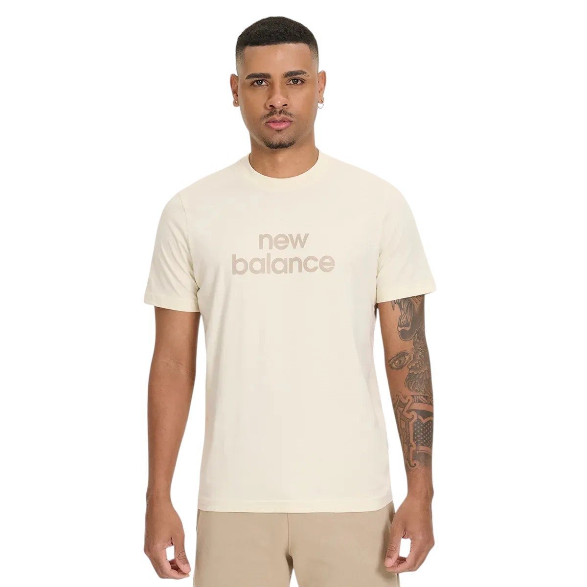 Camiseta New Balance Graphic Brand - masculino - bege