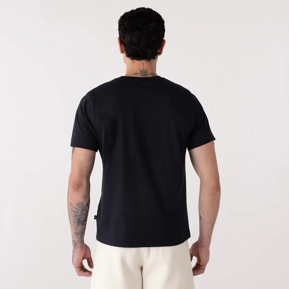 Camiseta New Balance Linear Lines - masculino - preto - vermelho e branco Preto 3