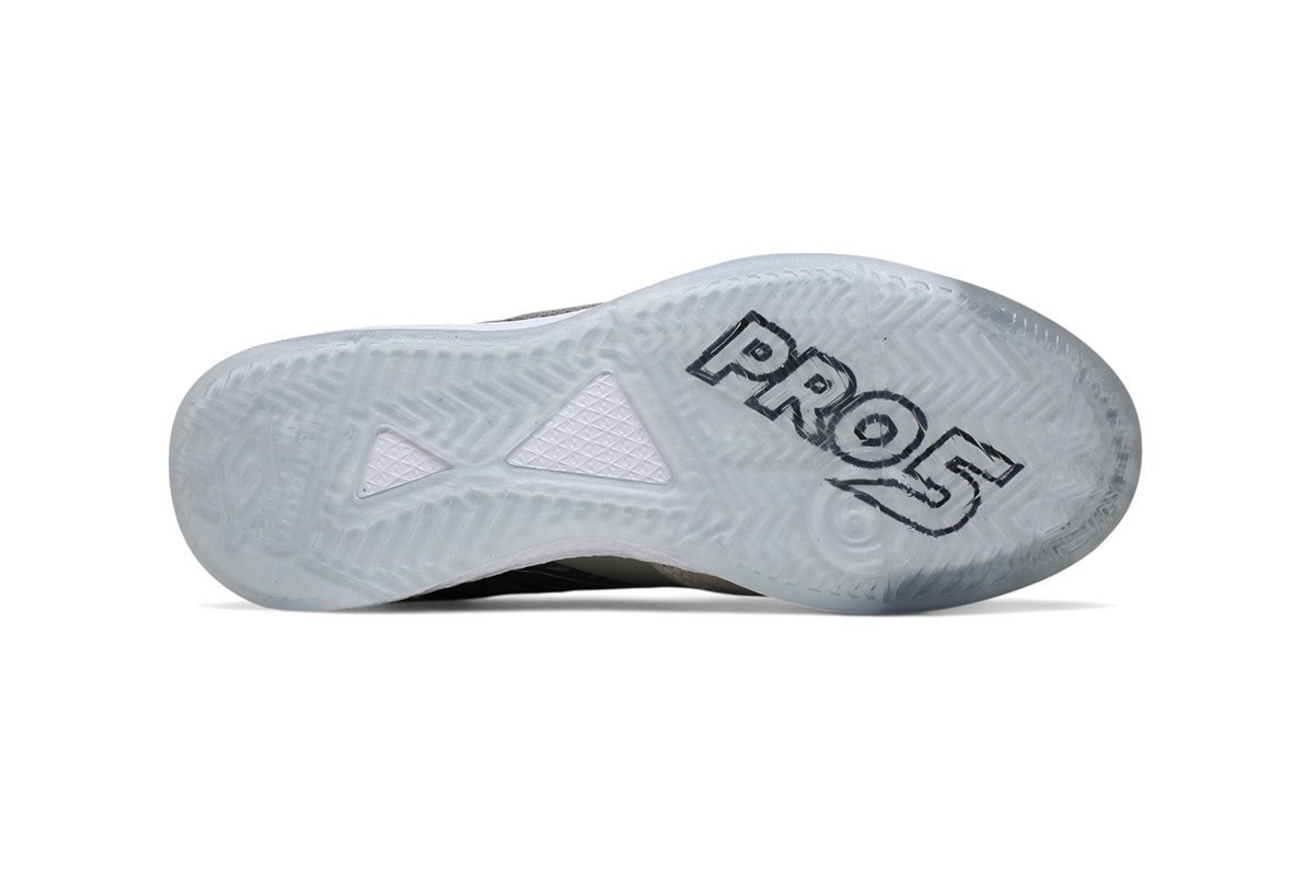 Chuteira Futsal Umbro Pro 5 Bump - unissex - cinza e branco Prata 8