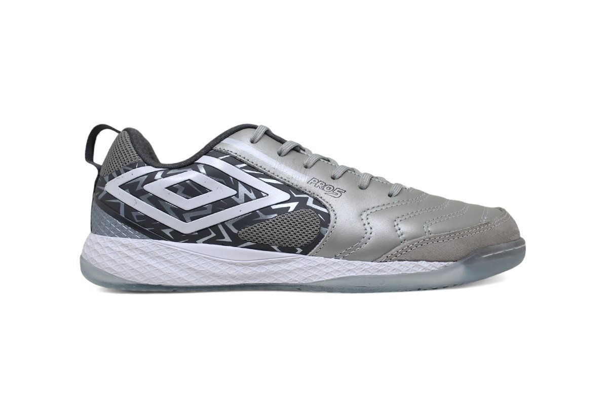 Chuteira Futsal Umbro Pro 5 Bump - unissex - cinza e branco Prata 2