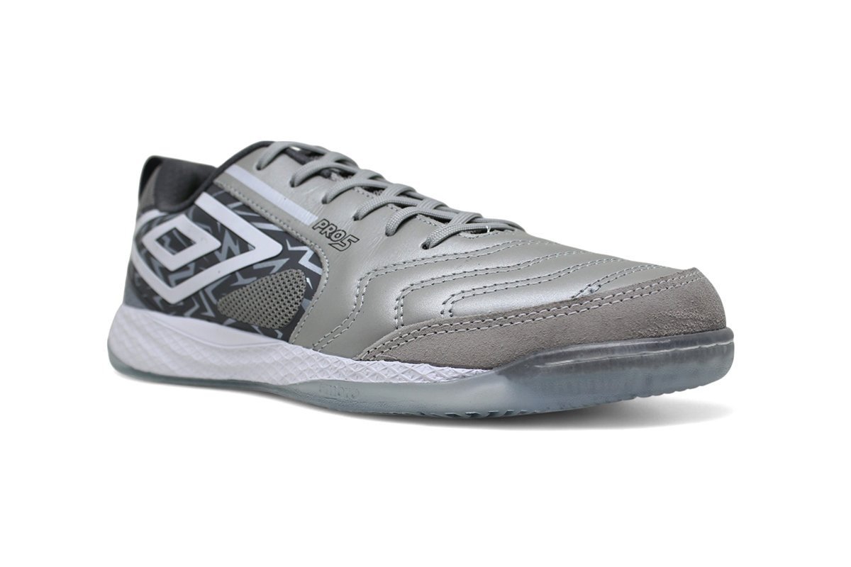 Chuteira Futsal Umbro Pro 5 Bump - unissex - cinza e branco Prata 4