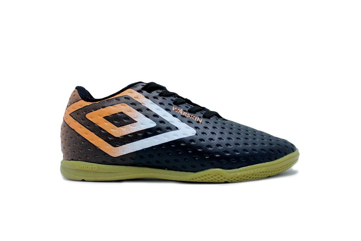 Chuteira futsal/indoor Umbro Warskin Jr infantil - unissex - preto e laranja