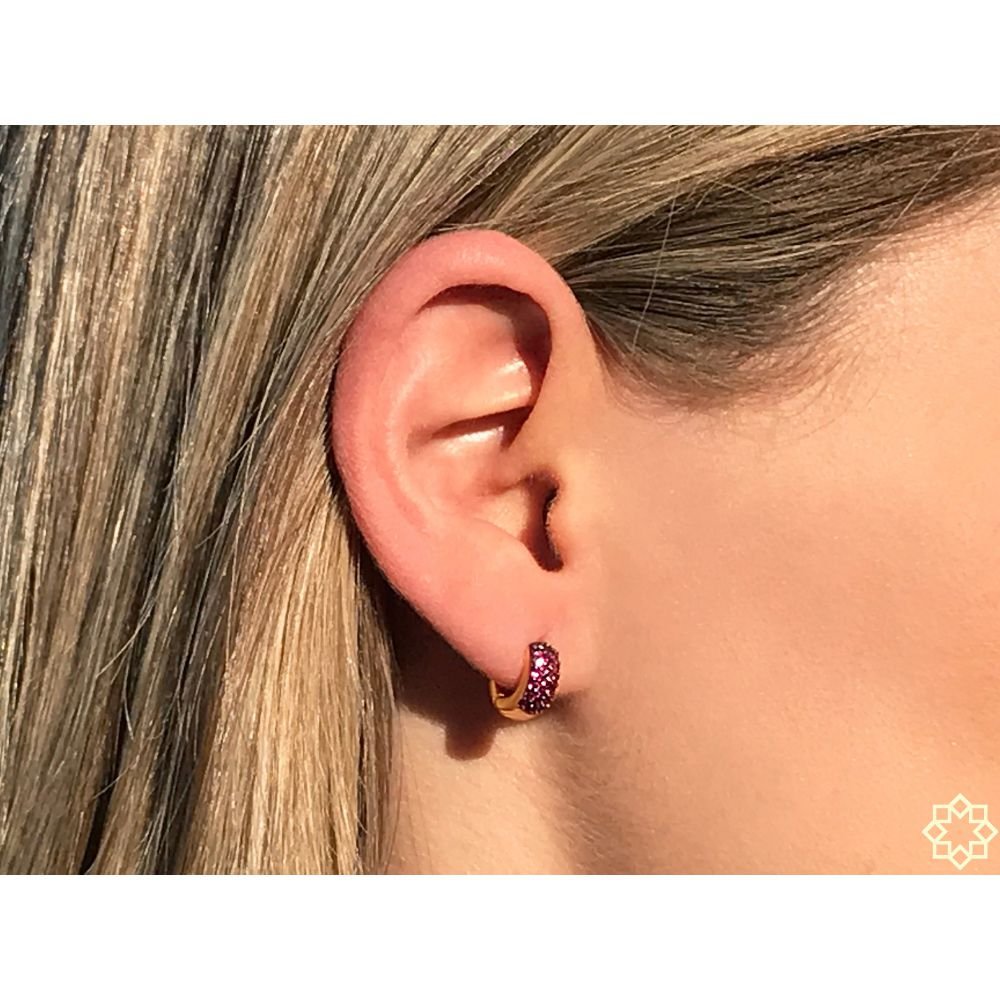 Brinco De Argolas Pequeno Com Zirconias Rubi banhado em ouro 18k Dourado 2