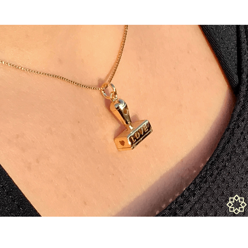 Colar de Carimbo LOVE com detalhe em coracao banhado em ouro 18k Dourado 2