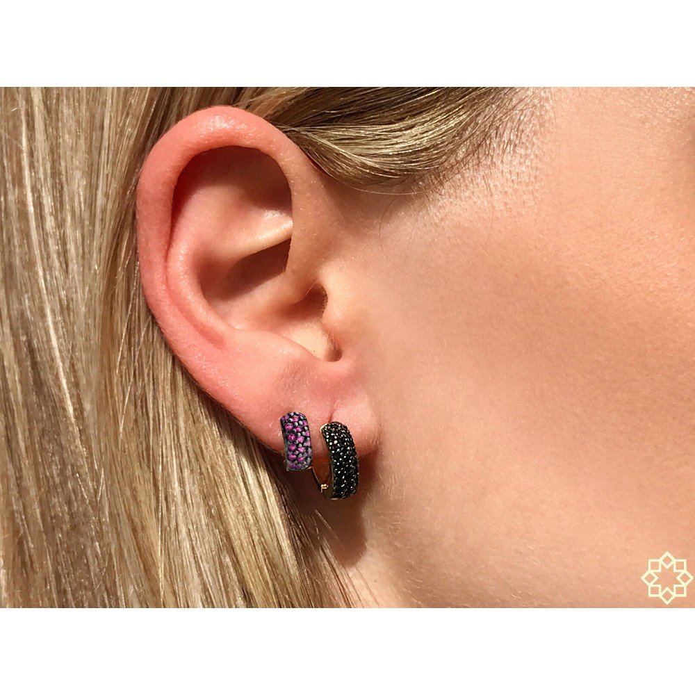 Conjunto Brinco de Argolas Primeiro e Segundo Furo zirconias negras e vermelhas banhado em ouro 18k rubi onix vermelho Dourado 2