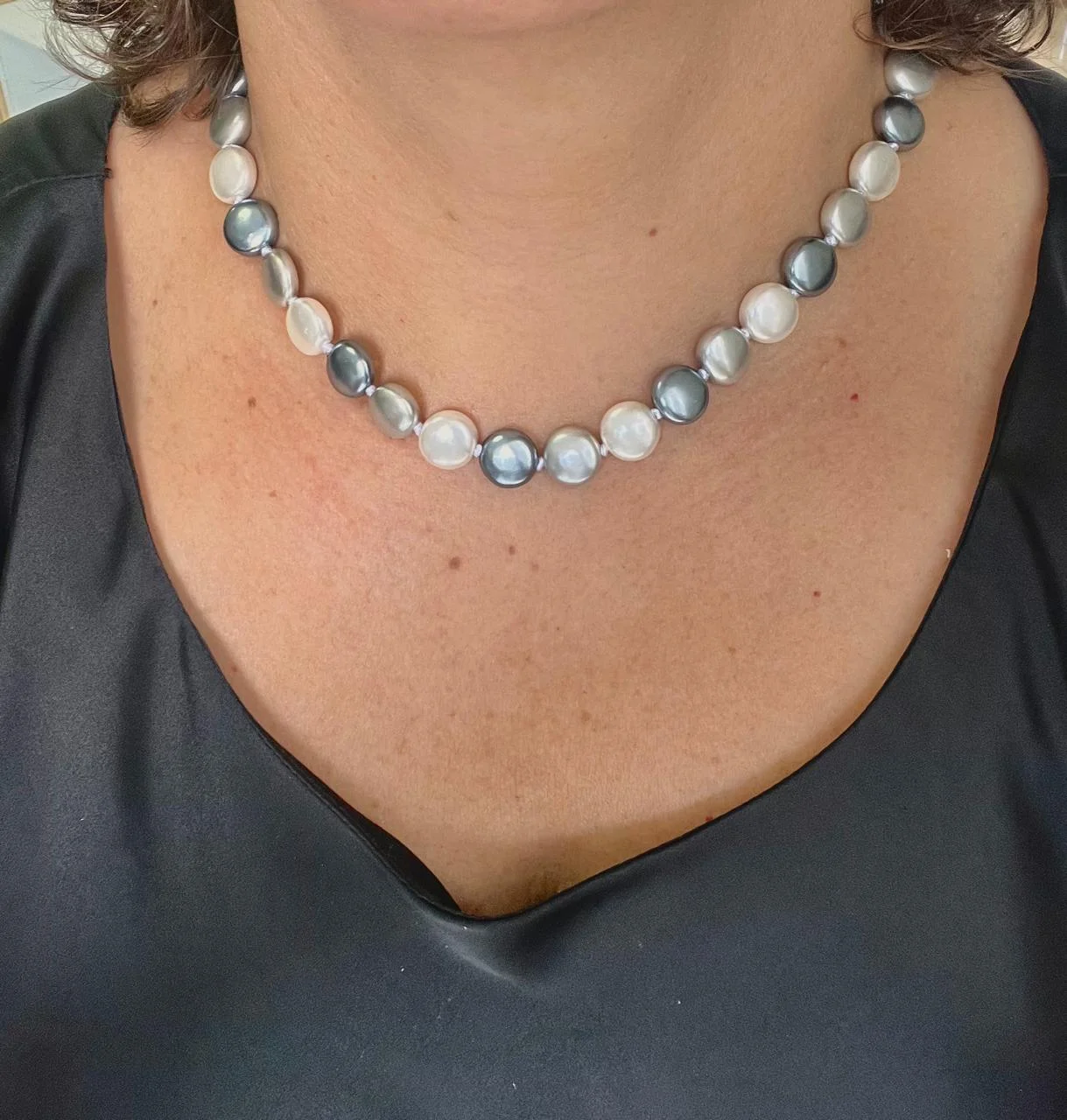 Colar com Perolas Shell Julia multicoloridas cinza com fecho ima banhado em ouro Prata 2