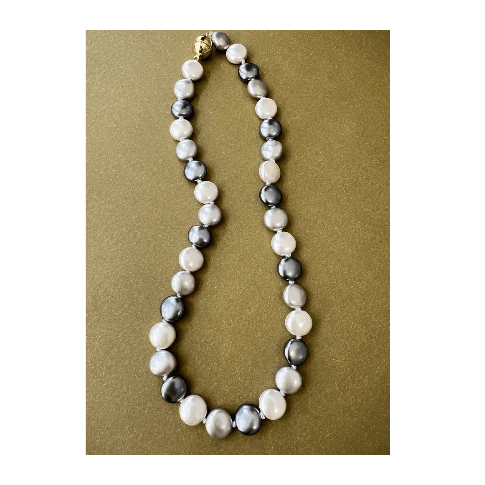 Colar com Perolas Shell Julia multicoloridas cinza com fecho ima banhado em ouro Prata 3