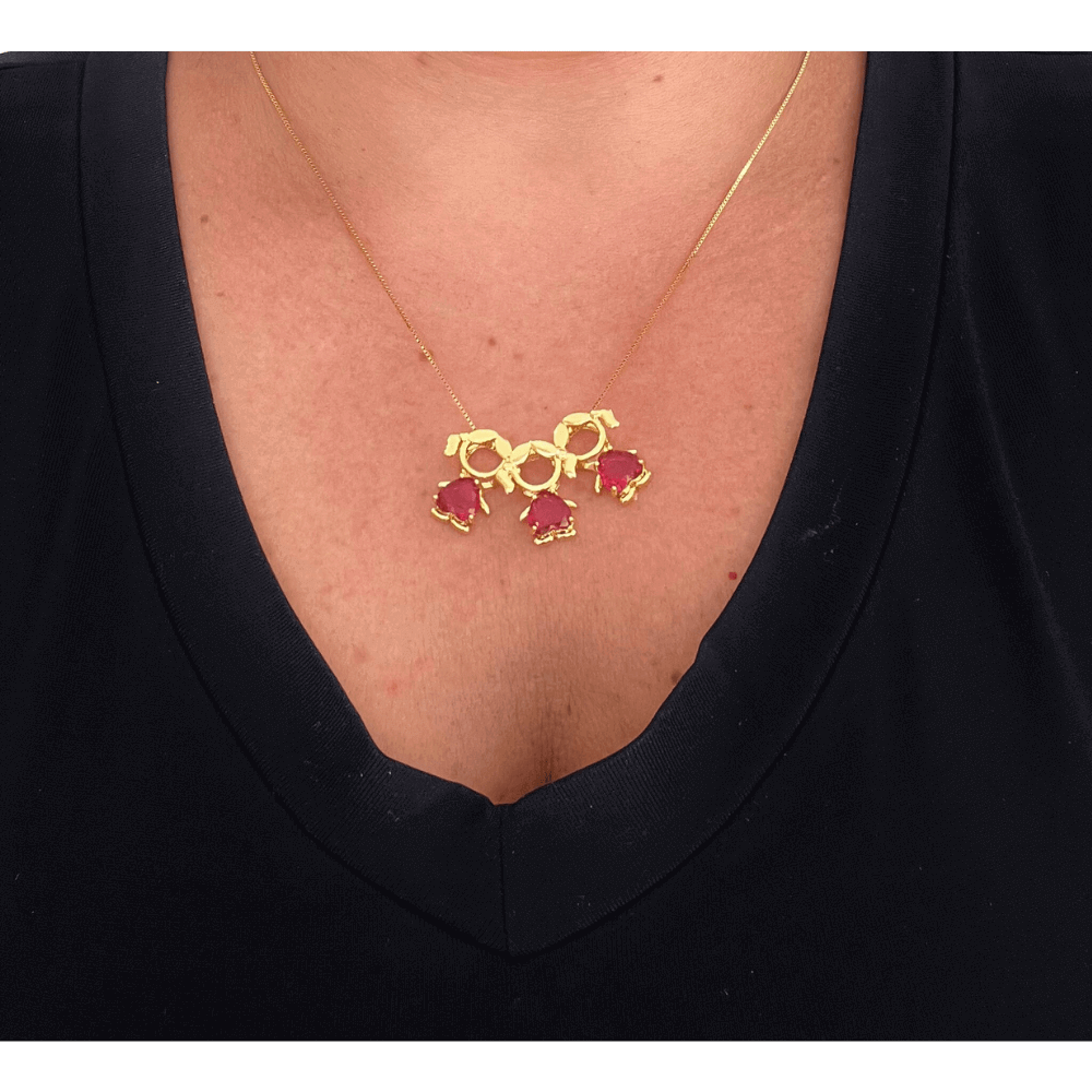 Colar filhas tres meninas cristal vermelho banhado ouro Dourado 2