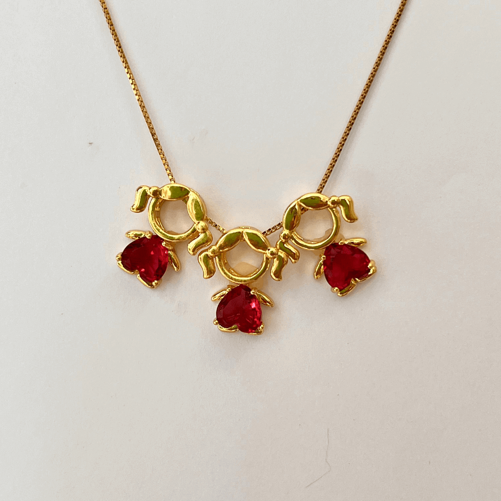 Colar filhas tres meninas cristal vermelho banhado ouro Dourado 3