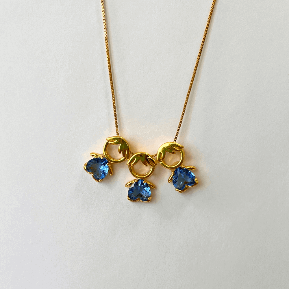 Colar com Filhos tres meninos com cristal azul banhado ouro Dourado 3
