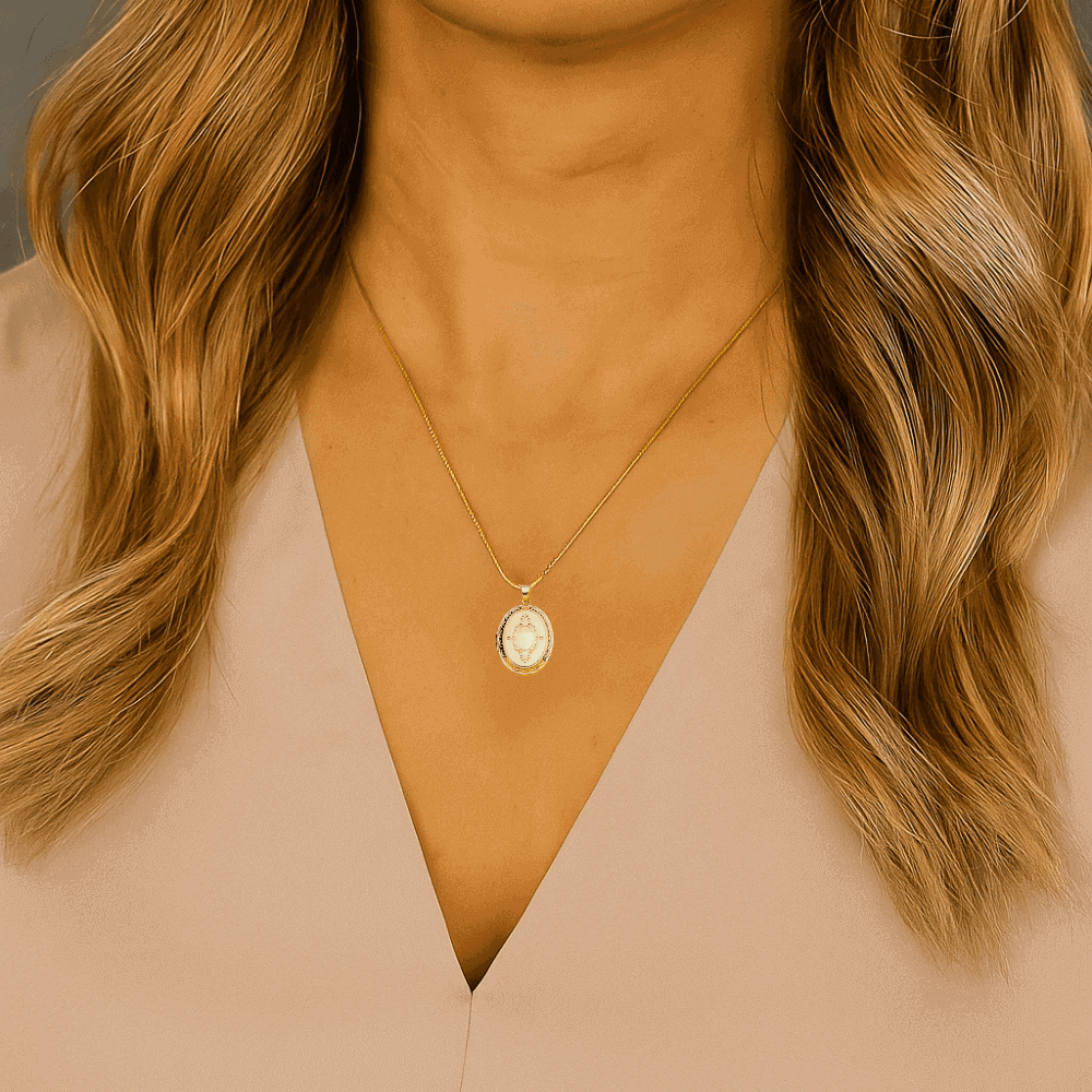 Colar Relicario Pequeno estilo camafeu banhado Ouro -2 fotos Dourado 2