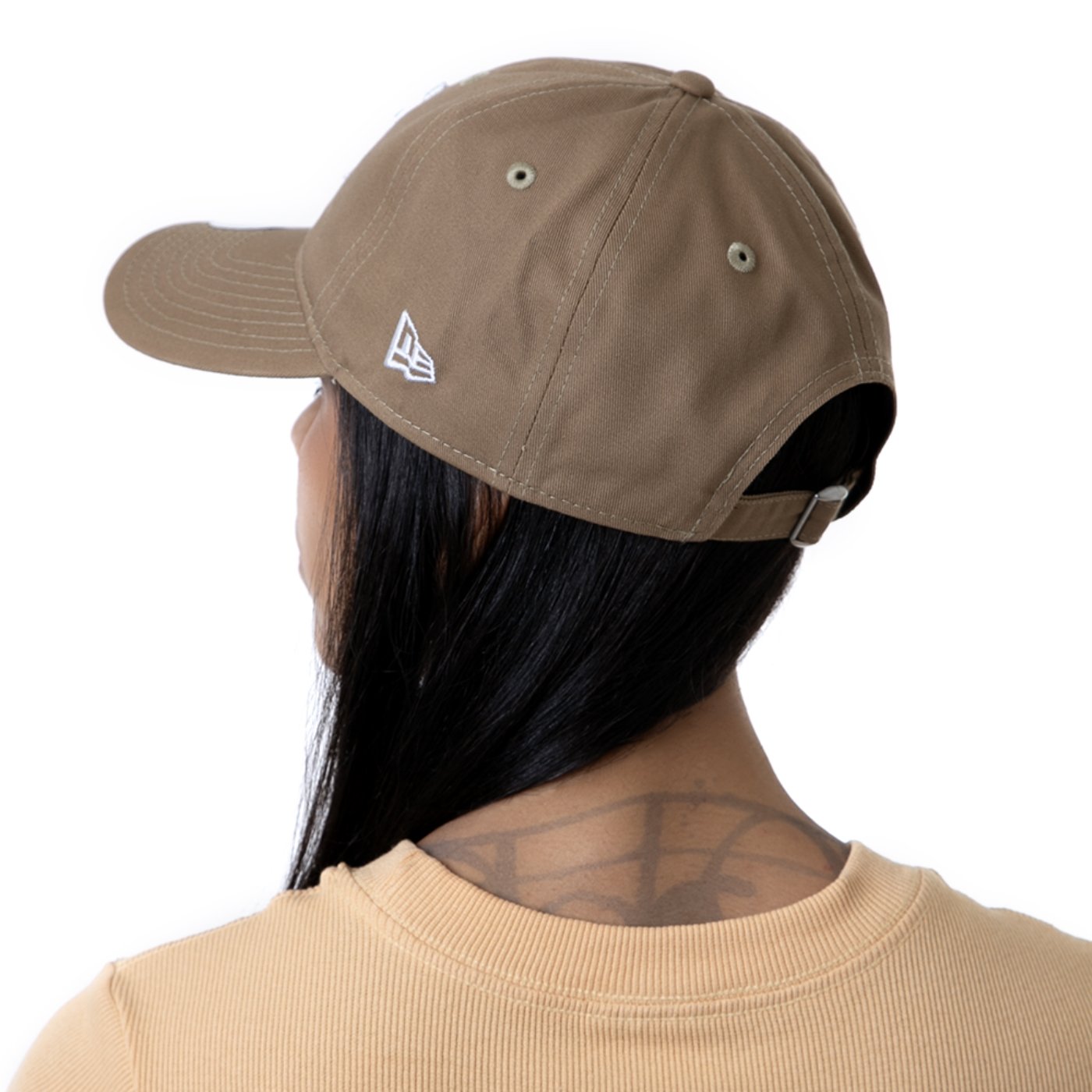 Bone New Era Feminino 9TWENTY Strapback MLB New York Yankees Aba Curva Caqui Bege 8