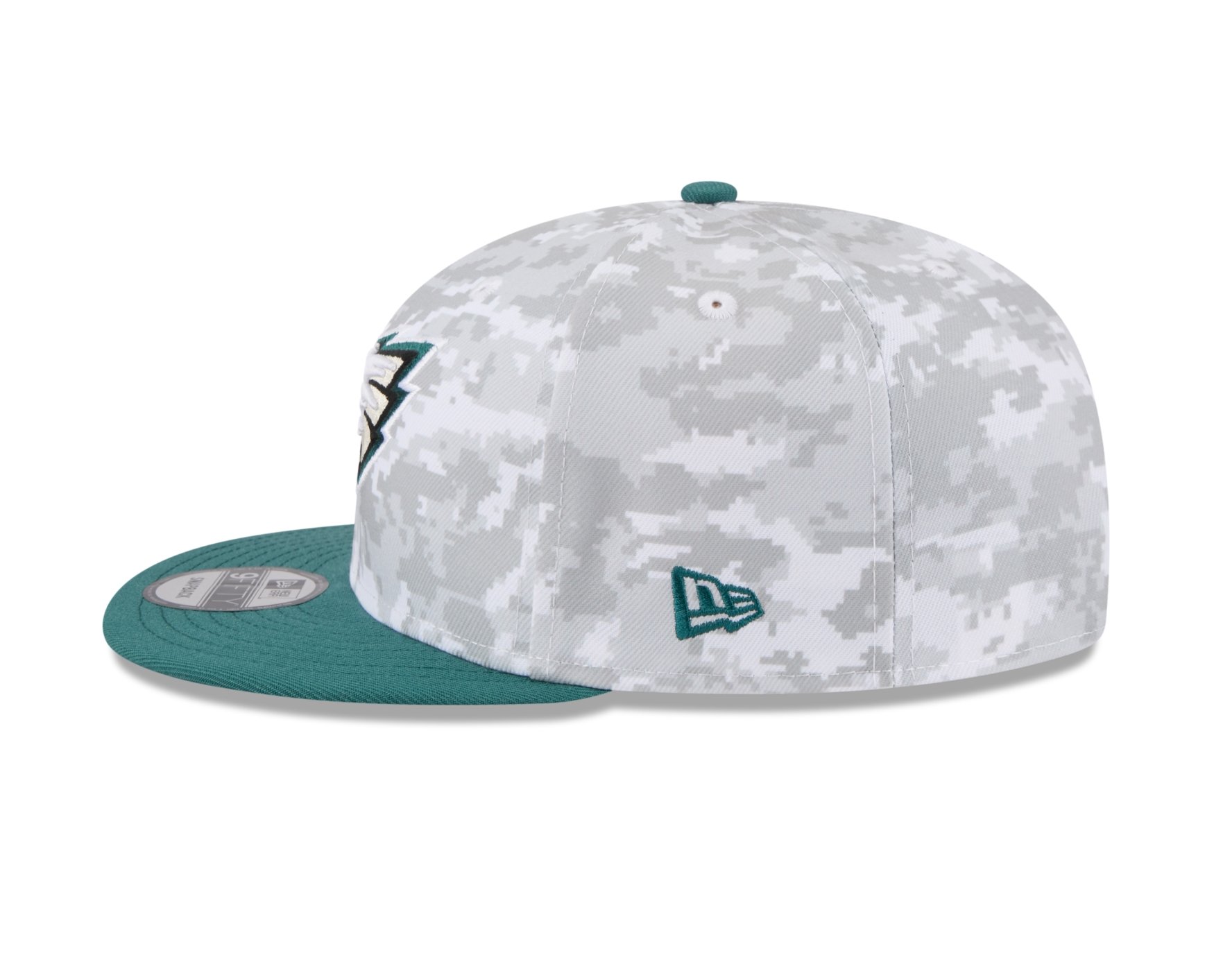 Bone New Era 9FIFTY Philadelphia Eagles NFL Salute Service 2025 Militar Cinza/Verde 5