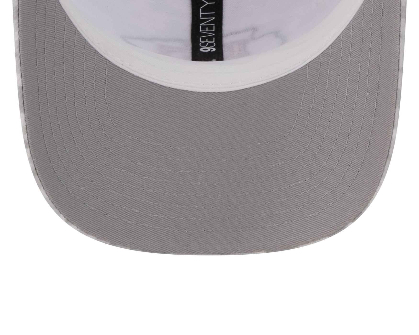 Bone New Era 9SEVENTY Kansas City Chiefs NFL Salute Service 2025 Vermelho Cinza 7