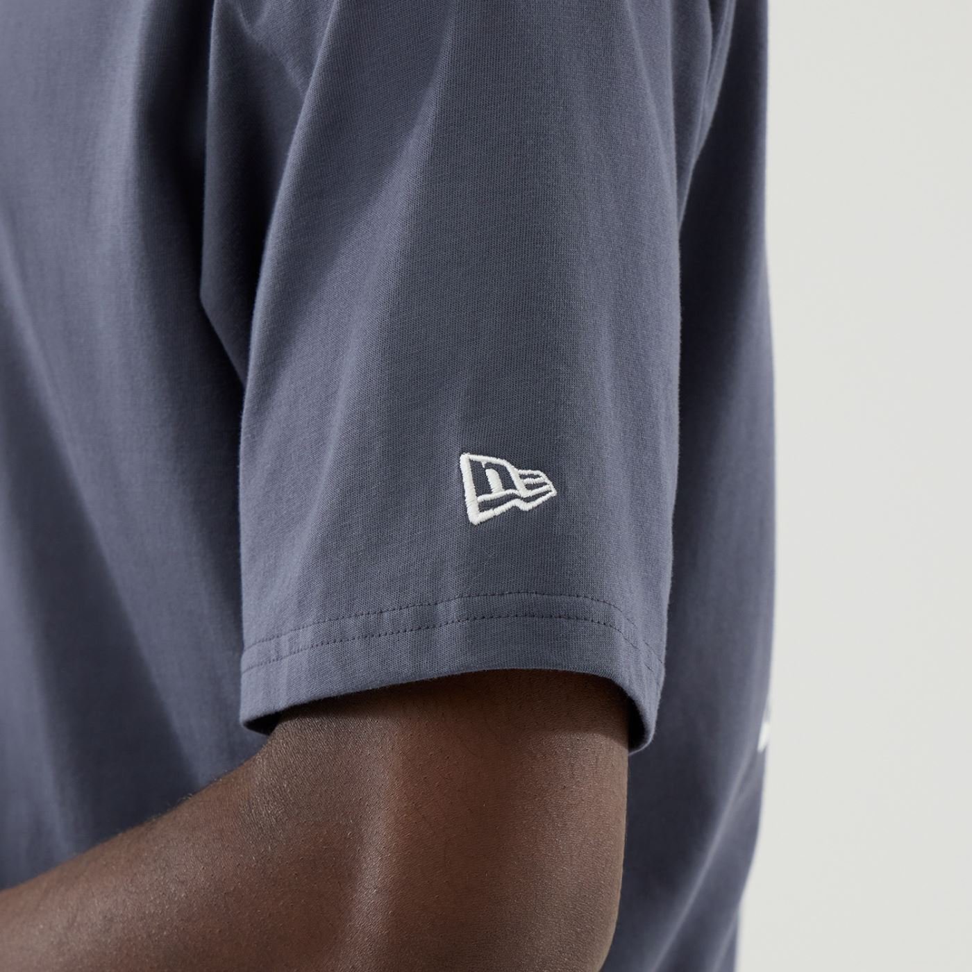 Camiseta New Era Branded Regular Cinza 5
