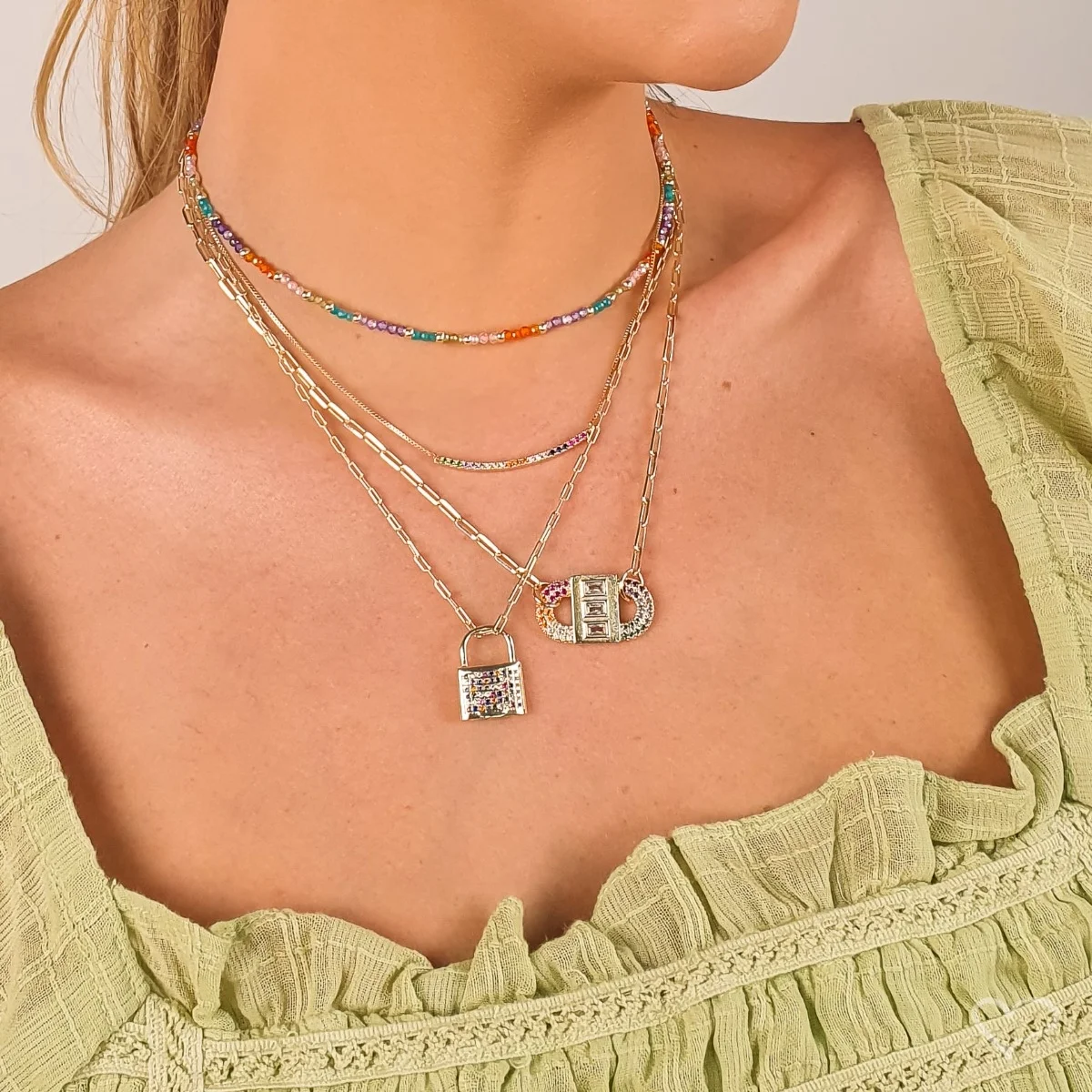 COLAR FEMININO LAYLA CADEADO ZIRCÔNIAS COLORIDAS FOLHEADO A OURO 18K Dourado 3