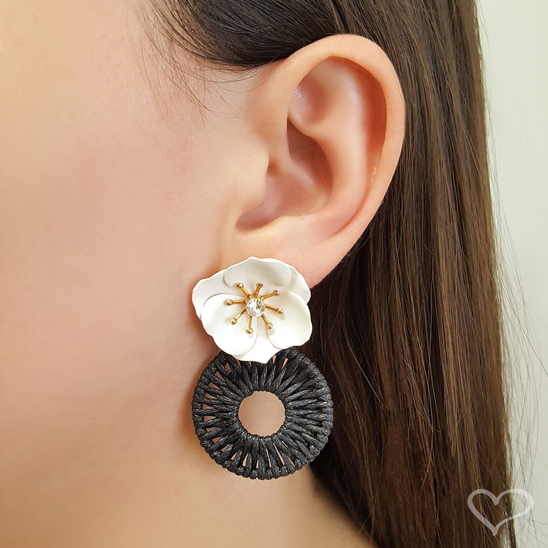 BRINCO DE FLOR AZALÉIA BRANCO E PRETO Preto 2